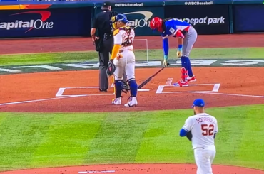 Contreras et Tatis se saluent avant le premier lancer du match entre la RD et le Venezuela