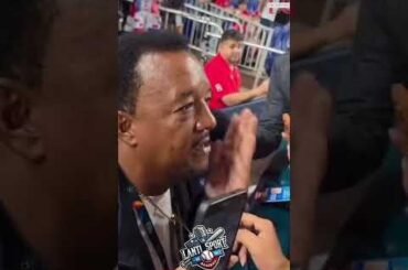 Pedro Martinez réprimande le journaliste après que ce dernier ait remis en question la façon de célébrer la fête dominicaine