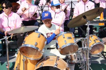 Au printemps, Koshien, un joueur de baseball HS, a endossé le rôle de tambour de l'équipe d'encouragement, attirant ainsi l'attention en tant qu'artiste « bidirectionnel » inhabituel. Les joueurs non inscrits aident souvent à encourager, mais manipuler le tambour est probablement une première.