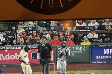 C'est la première fois que je vois l'homme des Marlins et l'homme des Fake Marlins assis côte à côte.