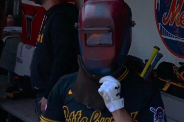 Le nouveau home run Celebration des Pirates est un casque de soudeur. Brandon Lowe est le premier à le porter après son premier home run de la saison sur son premier lancer face à un Pirate.