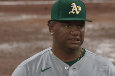 Elvis Alvarado réagit au fait que le ballon de Ronald Acuña Jr. reste dans la cour