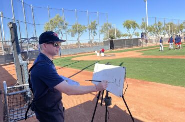 (McCalvey) Le photographe de l'équipe est *tellement* le 21e siècle. L'équipe de Grande-Bretagne compte un artiste d'équipe, Andy Brown, qui peint les entraînements et les matchs alors que les Britanniques se préparent pour la Classique mondiale de baseball.