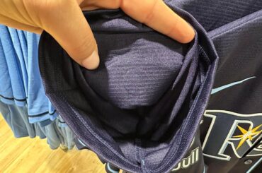 (Jomboy Media) Le cercle sous la publicité Webull sur les maillots des Rays fait partie du toit du Tropicana Field qui s'est détaché lors de l'ouragan Milton. Les maillots vendus aux supporters du stade en sont également dotés.