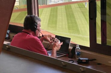 (Hogg) Tout le monde, s'il vous plaît, versez-en un pour mon homme ici. Rien ne lui est arrivé, il a juste dû faire fonctionner avec diligence le chronomètre des lancers pendant 450 lancers en 3,5 heures, et ce match n'est même pas encore terminé. Et, oui, ils utilisent ici un contrôleur XBox pour le pitch timer.