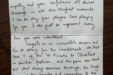 L'entraîneur-chef Steve Kerr, quadruple champion de la NBA, a écrit une lettre au manager des Blue Jays, John Schneider, après les World Series.