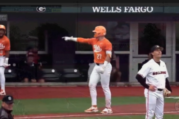 (Point culminant) Stone Lawless du Tennessee claque sa batte après avoir pensé avoir réussi le coup d'envoi au neuvième, mais il est volé par Cole Johnson de l'UGA pour mettre fin au match.