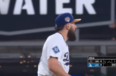 (Jomboy Media) Le lanceur des Dodgers Alex Vesia porte un gant personnalisé avec le nom de sa défunte fille nouveau-née Sterling Sol Vesia, ainsi que son anniversaire et la lettre K sur l'annulaire de sa femme Kayla.