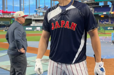 Lars Nootbar reçoit le "Ohtani Pass" pour rejoindre l'équipe japonaise sur le terrain lors de l'entraînement au bâton
