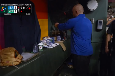 Dans l'équipe d'Italie, si vous frappez un circuit, votre numéro arrive à la machine à expresso. Vinnie Pasquantino a reçu trois autocollants ce soir.