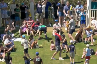 (Point culminant) Un jeune fan attrape le circuit de 3 points de Luke Keaschall tout en évitant les autres fans, puis s'en va.