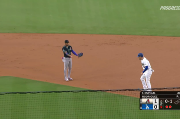 (MLB) Tu veux un câlin ? ❤️ (Marte demande à Freeman s'il veut un câlin, pour l'inévitable tag out)