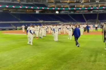 L’équipe WBC 2026 DR et le Venezuela se rencontrent sur le terrain avant leur match.