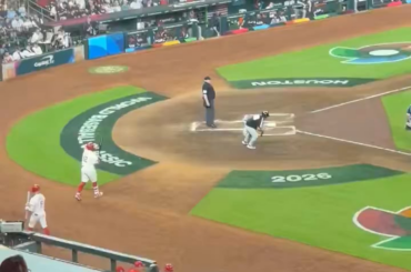 Josh Naylor du Canada offre un coup de poing à Cal Raleigh des États-Unis avant son passage au bâton