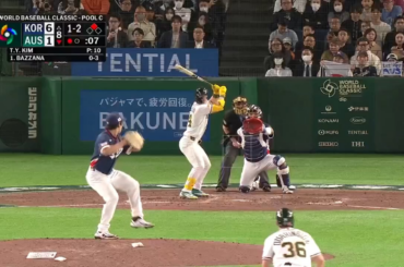 Travis Bazzana tire un ballon vers la gauche pour un simple RBI crucial de l'équipe australienne en huitième !