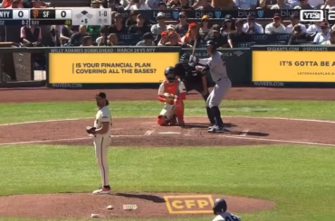 (Point culminant) Quelques lancers seulement avant de frapper son premier home run de 2026, Aaron Judge remporte un défi ABS de 0,1 pouce, transformant une frappe en balle et changeant complètement la batte.