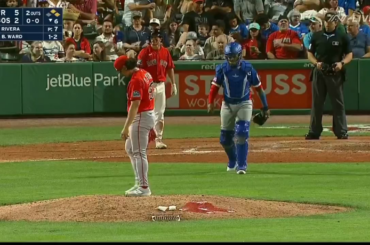 (Point culminant) Les Red Sox ont mis certains joueurs à disposition pour aider Porto Rico à passer à travers le match. Cela a pour résultat que Porto Rico organise une visite au monticule avec le lanceur Erik Rivera dans une université des Red Sox.