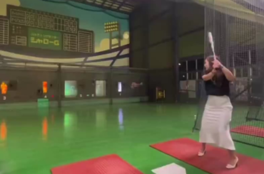 Elle FUME une balle de baseball avec des talons hauts 😲