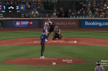 Randy Arozarena attrape un ballon dans le champ gauche peu profond et jette Rhys Hoskins à la maison d'un mile pour sortir George Kirby d'un bourrage chargé de bases