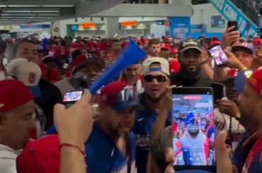Les supporters dominicains célèbrent dans le stade après la victoire du Venezuela au WBC 2026