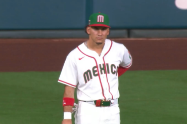 (Classique mondiale de baseball) C'était une affaire de famille à Houston ce soir entre le voltigeur de l'équipe mexicaine Alek Thomas et son père, l'entraîneur de force et de conditionnement physique de l'équipe brésilienne Allen Thomas. Papa n'a pas pu retenir le sourire lorsque son fils a marqué contre son équipe 🥹