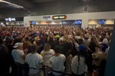 Les supporters vénézuéliens scandent "Nous avons mangé de la pizza" après leur victoire en demi-finale contre l'Italie