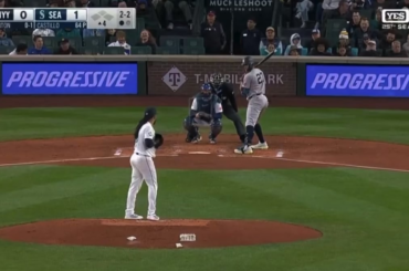 (Point culminant) Les Mariners perdent le ballon dans les lumières, permettant à un pop-up facile de tomber dans le champ extérieur tout en récupérant le retrait alors que Giancarlo Stanton tente de s'étendre au deuxième but.