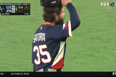 Ondrej Satoria reçoit une ovation alors qu'il quitte le terrain lors de son dernier match pour la Tchéquie