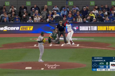 (Surligner) La batte cassée de Vladdy reste coincée près du haut du filet. Restez pour la réaction des umps