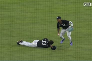 (Point culminant) Le meilleur espoir des Yankees, George Lombard Jr., fait tout son possible pour attraper un simple bloop et fait une chute