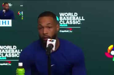 Christopher Sanchez est pris au dépourvu par un journaliste qui lui pose une question en coréen et toute la salle se met à rire.