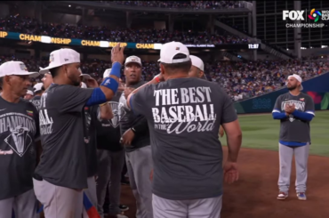 (Point culminant) L'équipe américaine reçoit ses médailles d'argent après avoir perdu contre l'équipe du Venezuela au WBC