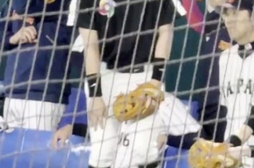 Shohei Ohtani applaudit son coéquipier des Dodgers Hyeseong Kim alors qu'il fait le tour des buts après son HR égalisateur