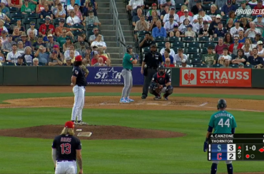 (Surligner) Dominic Canzone avec un ballon imposant à droite pour un Grand Salami des Mariners