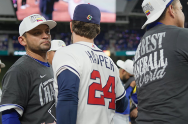 Bryce Harper félicite l'équipe du Venezuela pour son championnat de la Classique mondiale de baseball