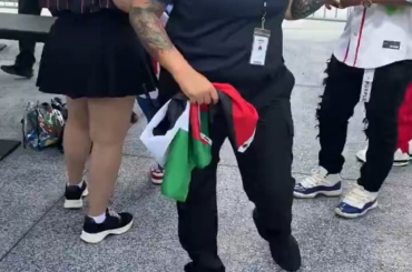 Le personnel du WBC confisque des drapeaux palestiniens lors du match République Dominicaine contre Israël