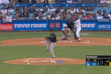 (Point culminant) Freddie Freeman reçoit un câlin de Ketel Marte pour terminer la manche