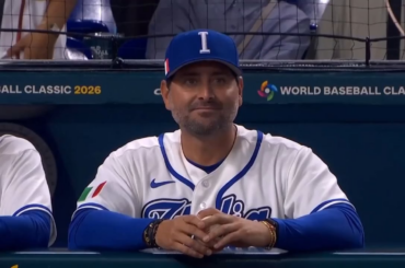 Francisco Cervelli regarde le dernier lancer de la course de l'équipe italienne