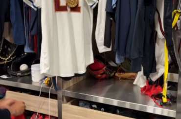 Ronald Acuña Jr. a placé son maillot et sa médaille WBC dans le casier d'Ozzie Albies