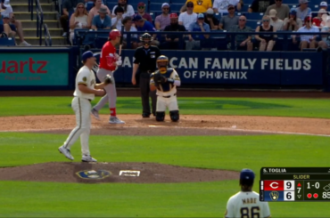 Un fan fait un vaillant effort pour attraper un home run, mais finit par sacrifier son chapeau de paille à la place (avec une analyse approfondie de l'annonceur télé par la suite)