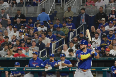 Wilyer Abreu était tellement excité après son home run qu'il a perdu son casque de frappeur autour des buts, capturé sur le terrain !