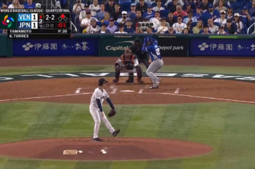 (Point culminant) Gleyber Torres a raté de peu un home run d'INCHES, remet l'équipe du Venezuela au sommet