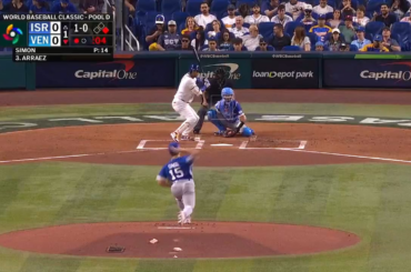 (Point culminant) Luis Arraez conduit Ronald Acuña Jr. pour donner une avance rapide au Venezuela