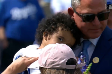 (Talkin' Baseball) Zane Gore, fils de feu Terrance Gore, a lancé le premier lancer alors que les Royals rendaient hommage à son père lors de leur premier match à domicile depuis son décès. Il a lancé une frappe parfaite au coéquipier de son père, champion des World Series 2015, Alex Gordon.