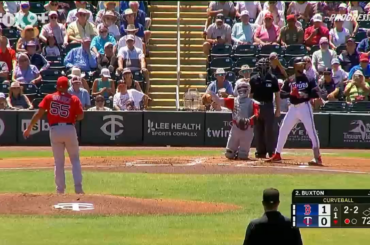 Cory Provus : « Le pantalon de baseball, le pantalon de baseball est descendu en bas. » Glen Perkins : "Il a son pantalon remonté autour de la taille mais aussi descendu autour de ses chevilles en même temps. Son pantalon de baseball."
