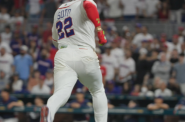 Le toboggan de natation de Juan Soto, capturé depuis le terrain ! (camée voix de Matt Vasgersian)