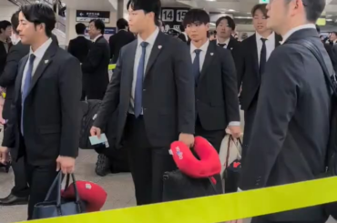 Samurai Japan à la gare de Nagoya se prépare à se rendre à Osaka en Shinkansen (train à grande vitesse japonais) pour jouer contre les Orix Buffaloes lors des derniers matchs d'exhibition de mise au point. Ohtani, Suzuki, Murakami, Okamoto et Yoshida devraient tous jouer.