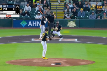 (Point culminant) Seth Hernandez lance un laser à 102,4 mph sur le premier lancer du match. Max Clark réagit.