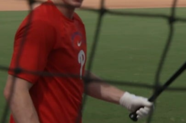 Le capitaine de cricket d'Angleterre, Harry Brook, tente de réussir un coup de circuit lors de l'entraînement de printemps des Phillies, avec l'aide de Chase Utley.