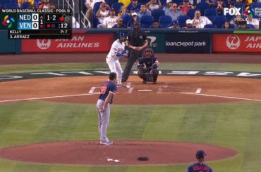 Luis Arraez frappe une balle rapide à 100 mph devant Bogaerts pour donner une avance rapide au Venezuela